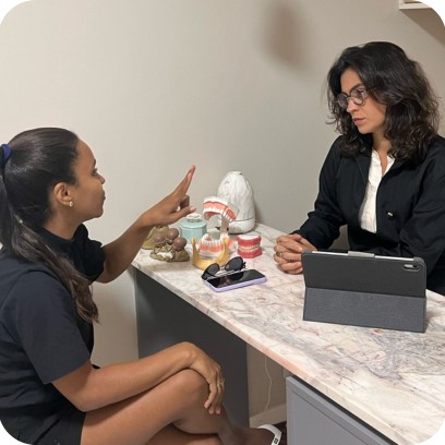 Dentista conversando com paciente no consultório
