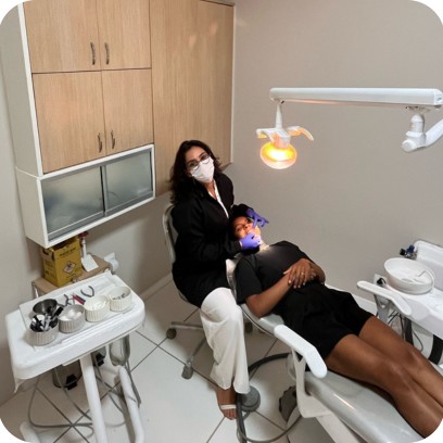 Atendimento a paciente na cadeira odontológica