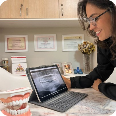 Dentista apresentando uma radiografia no tablet